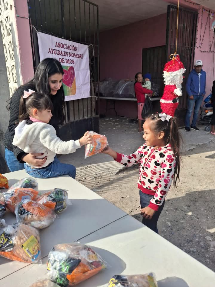 Niños reciben alegría navideña en&nbsp;colonias