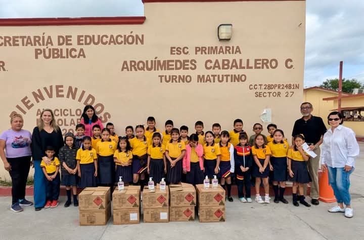Myrna visita escuelas donando insumos&nbsp;sanitarios