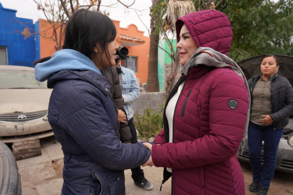 HABITANTES DEL PONIENTE AGRADECEN A ALCALDESA ENTREGA DE COBERTORES Y&nbsp;CALENTADORES