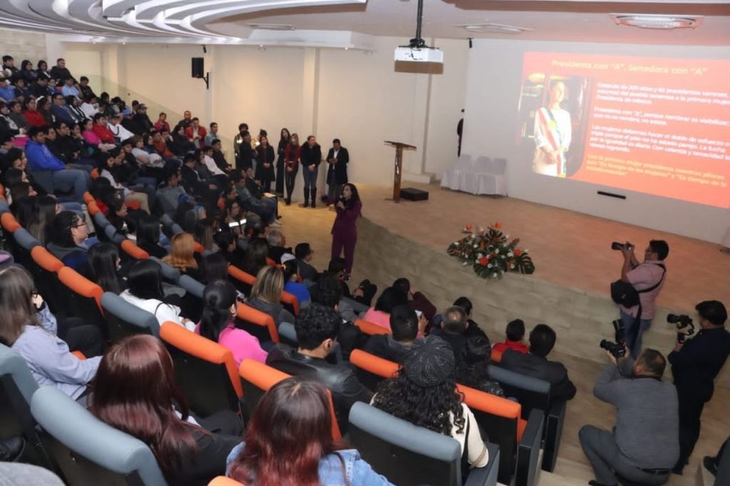 Da Olga Sosa conferencia informativa en la UMAN en Reynosa sobre los resultados del&nbsp;Senado&nbsp;