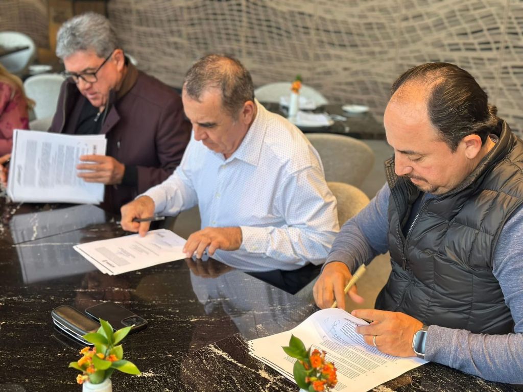 Firma Armando Martínez Título de Concesión para la construcción de la&nbsp;PTAR