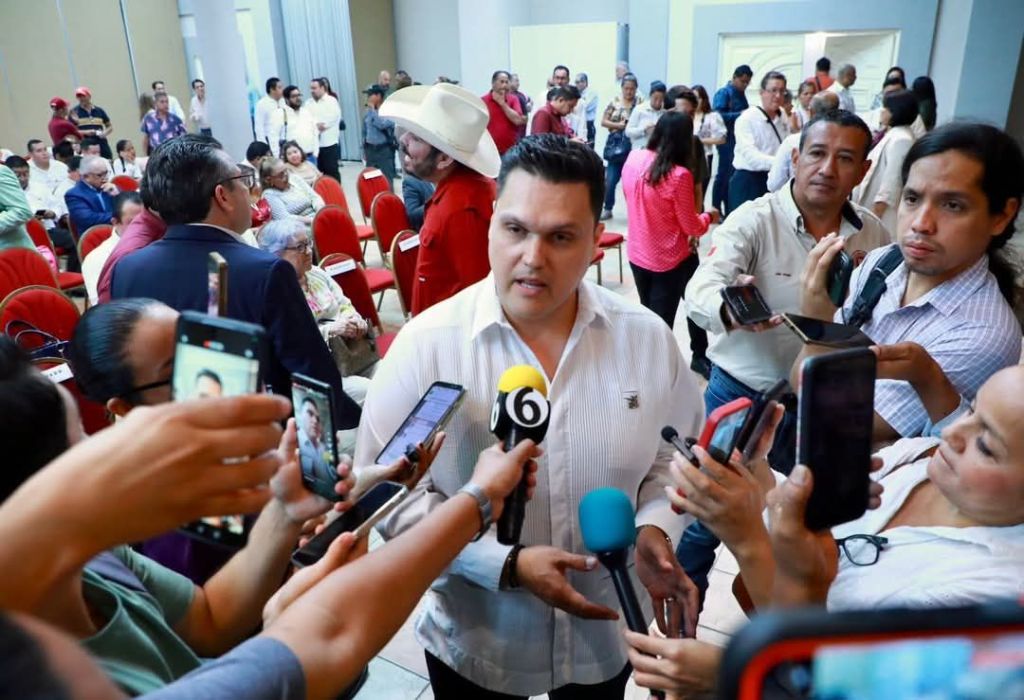 Evadir y culpar: la estrategia favorita del alcalde Carlos&nbsp;Peña