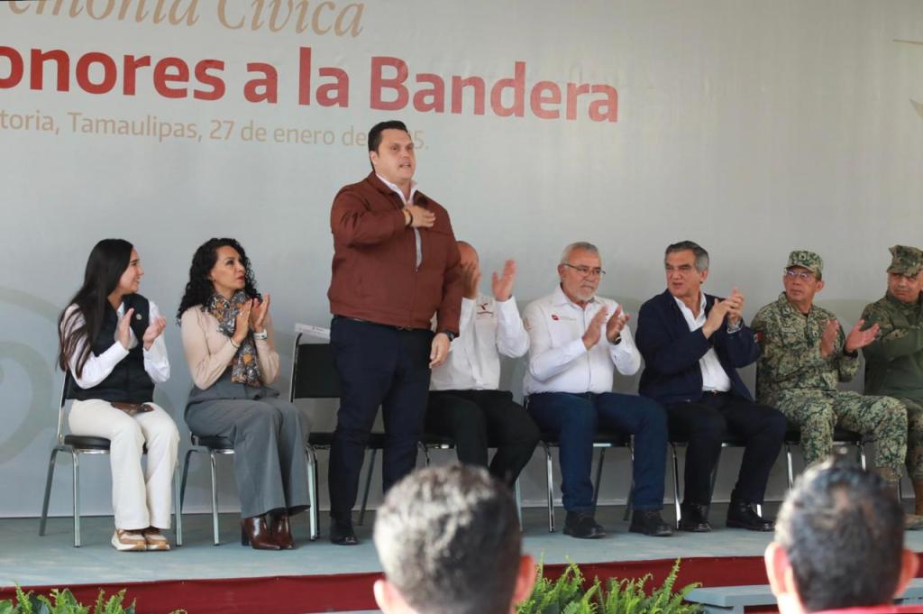Humberto Prieto Herrera inicia actividades con Honores a la Bandera, acompañando al Gobernador Américo Villarreal&nbsp;Anaya.