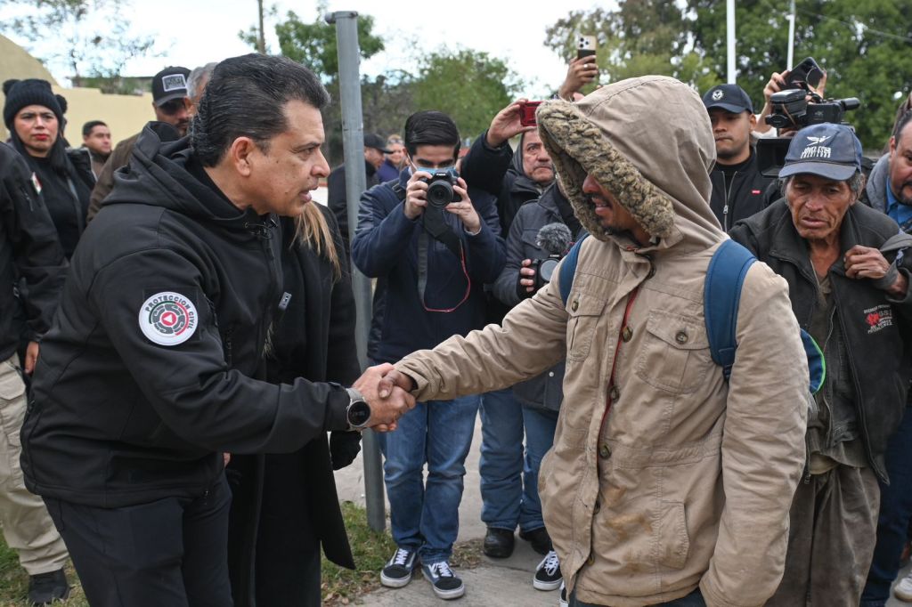Visitan Lalo y Lucy albergue y colonias para dar cobijo a&nbsp;familias.