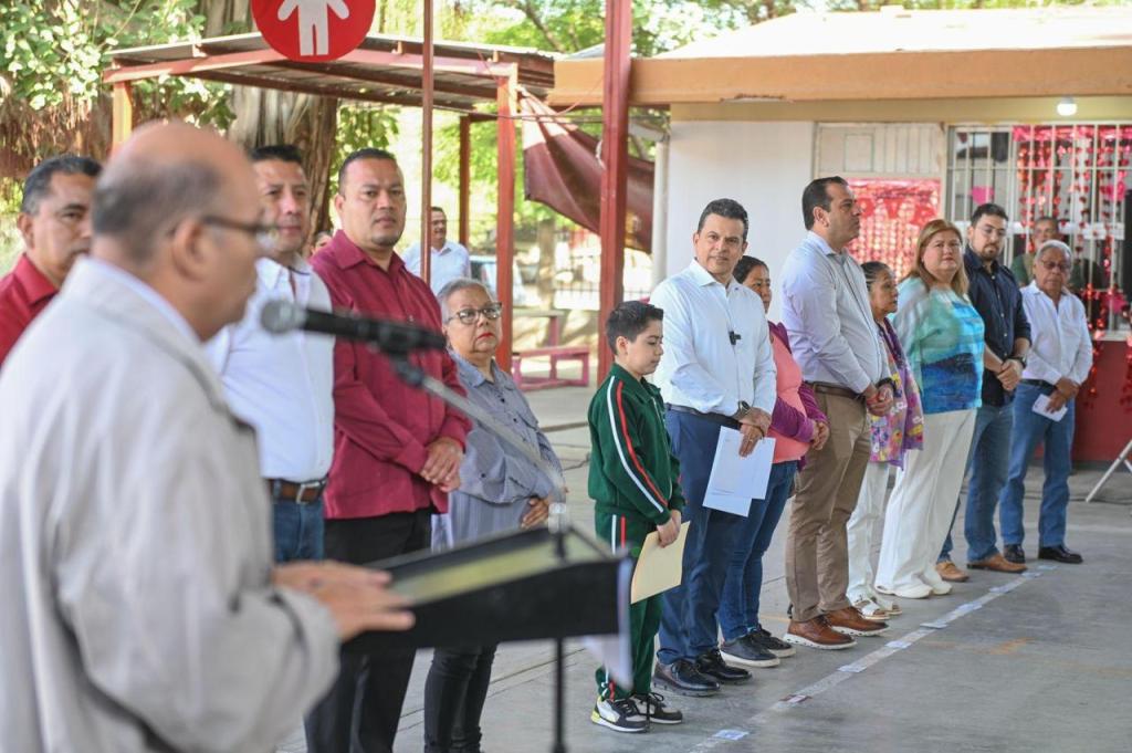 Escuela de Las Brisas pide pisoy Municipio le construye&nbsp;aula.