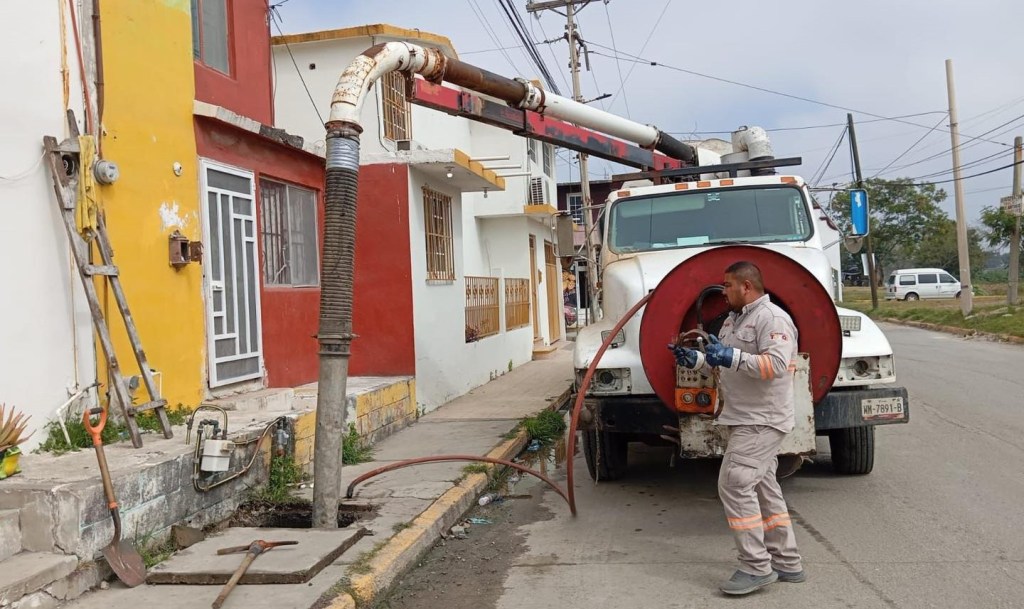 Desarrolla COMAPA Altamira mantenimiento a sistema de drenajeCon el sondeo y limpieza de registros de drenaje, así como la instalación de descargas&nbsp;sanitarias