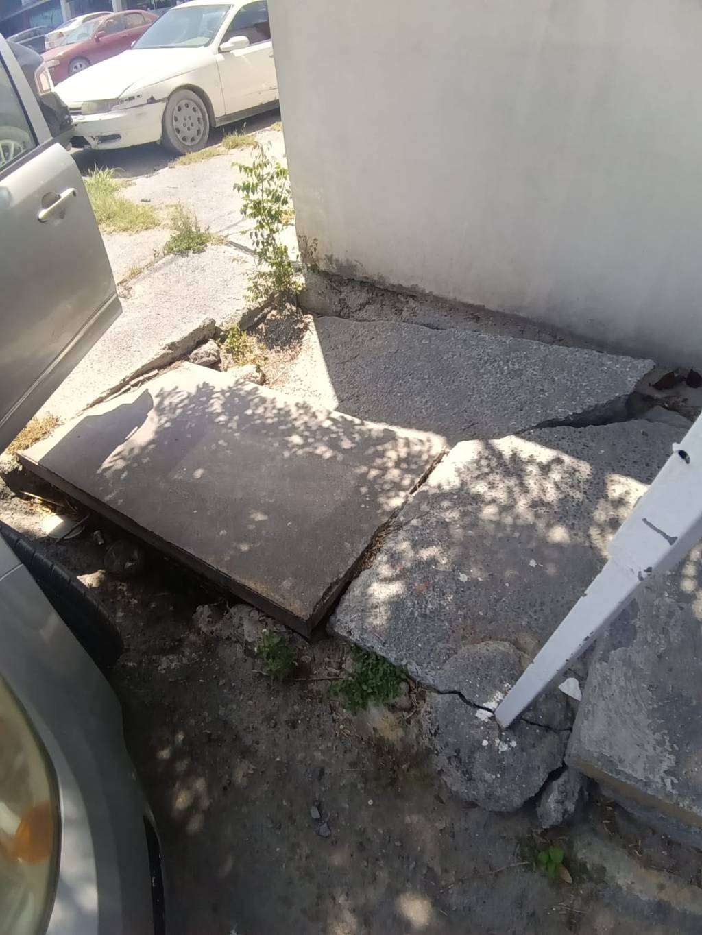 Sucumbe el suelo en transitado&nbsp;sector