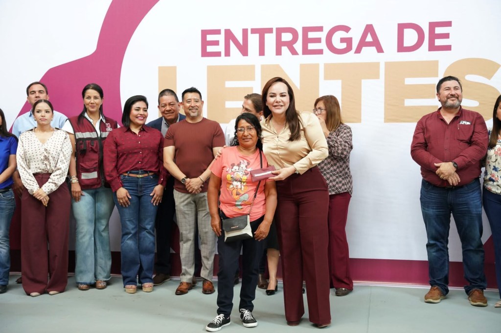 ALCALDESA CARMEN LILIA CANTUROSAS Y CABILDO MEJORAN CALIDAD DE VIDA DE FAMILIAS CON ENTREGA DE ANTEOJOS&nbsp;GRATUITOS