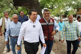 Supervisa alcalde avance dereparación de puente&nbsp;peatonal.