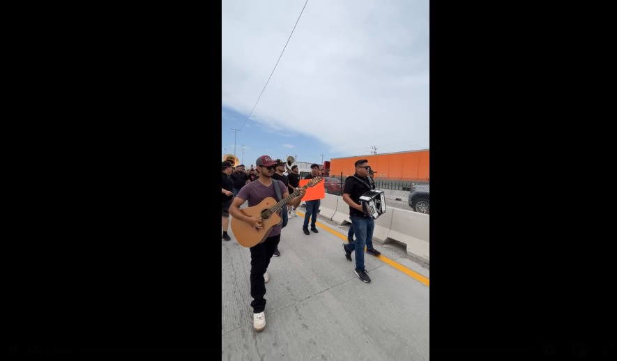 Bloquean puente internacional en Reynosa para exigir búsqueda de músicos&nbsp;desaparecidos