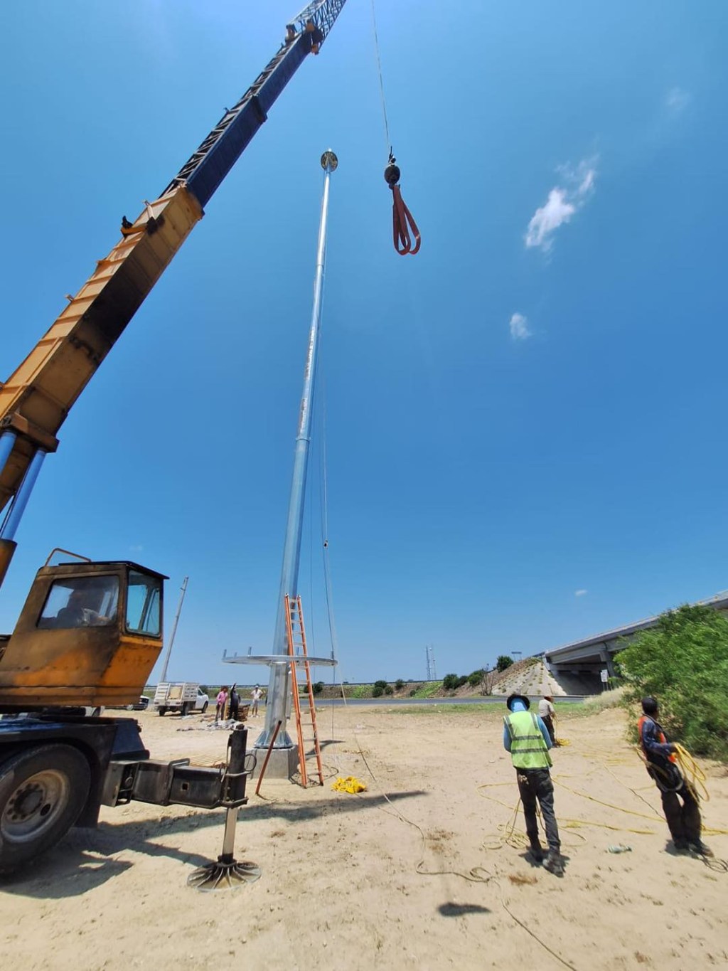 INSTALA GOBIERNO MUNICIPAL MEGAPOSTES PARA ILUMINAR CARRETERA NACIONAL Y&nbsp;RIBEREÑA
