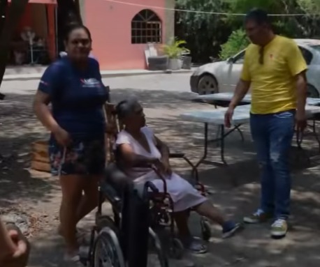 Fundación Qishle entrega silla de ruedas a habitante del Ejido Plan de&nbsp;Ayala