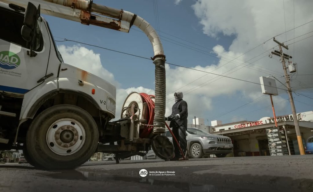 Gobierno municipal realiza labores de limpieza con camión vactor en la colonia El&nbsp;Saucito