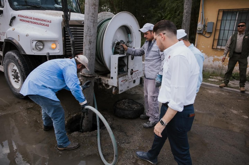 Gobierno Municipal instruye trabajos de desazolve en la colonia Sección 16 para mejorar el sistema de drenaje&nbsp;sanitario