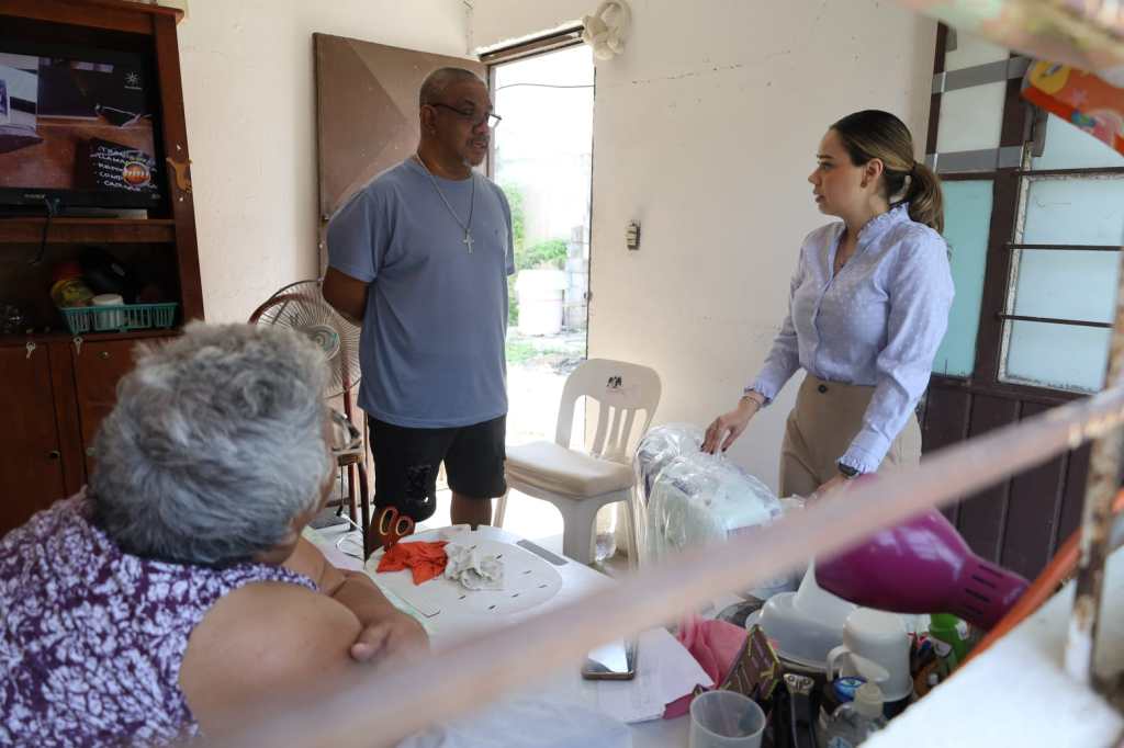 Presidenta Lucy de Gattás recorre la ciudad para entregar apoyos en los hogares de las familias&nbsp;victorenses.