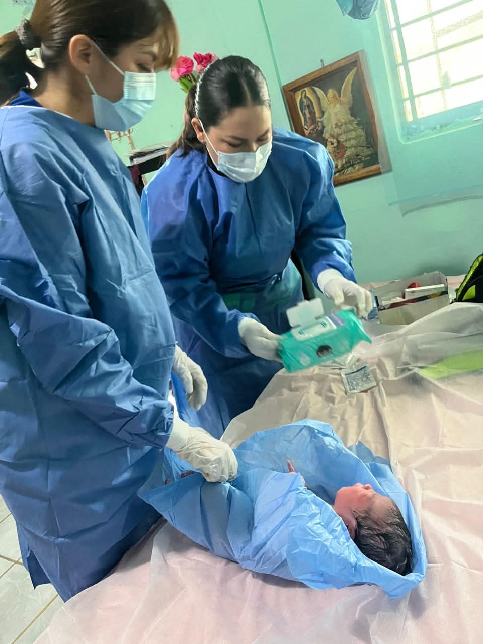 Como bendición del cielo nace bebe en su domicilio en pleno&nbsp;aguacero.