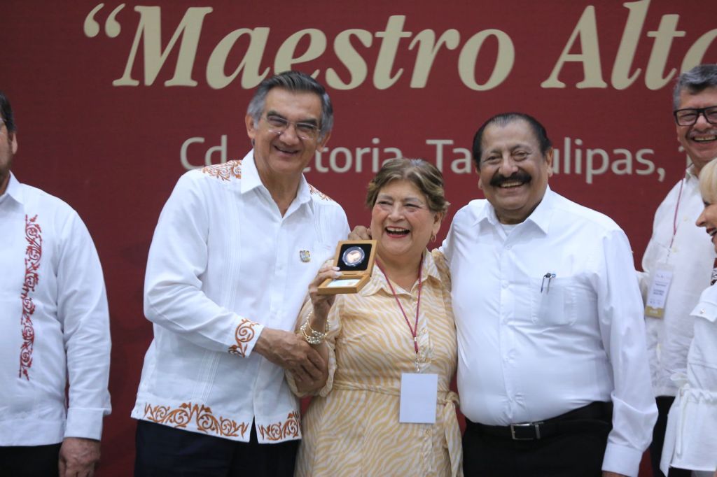 Refrenda Américo alianza con maestros; entrega 284&nbsp;condecoraciones