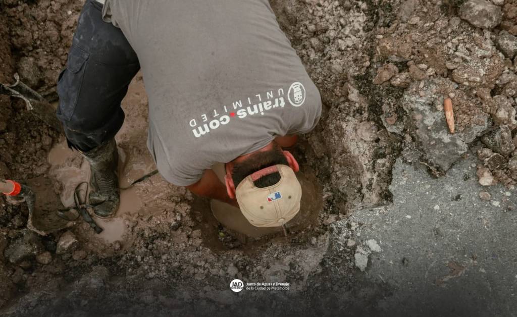 Gobierno municipal repara fuga de agua en la colonia&nbsp;Buenavista