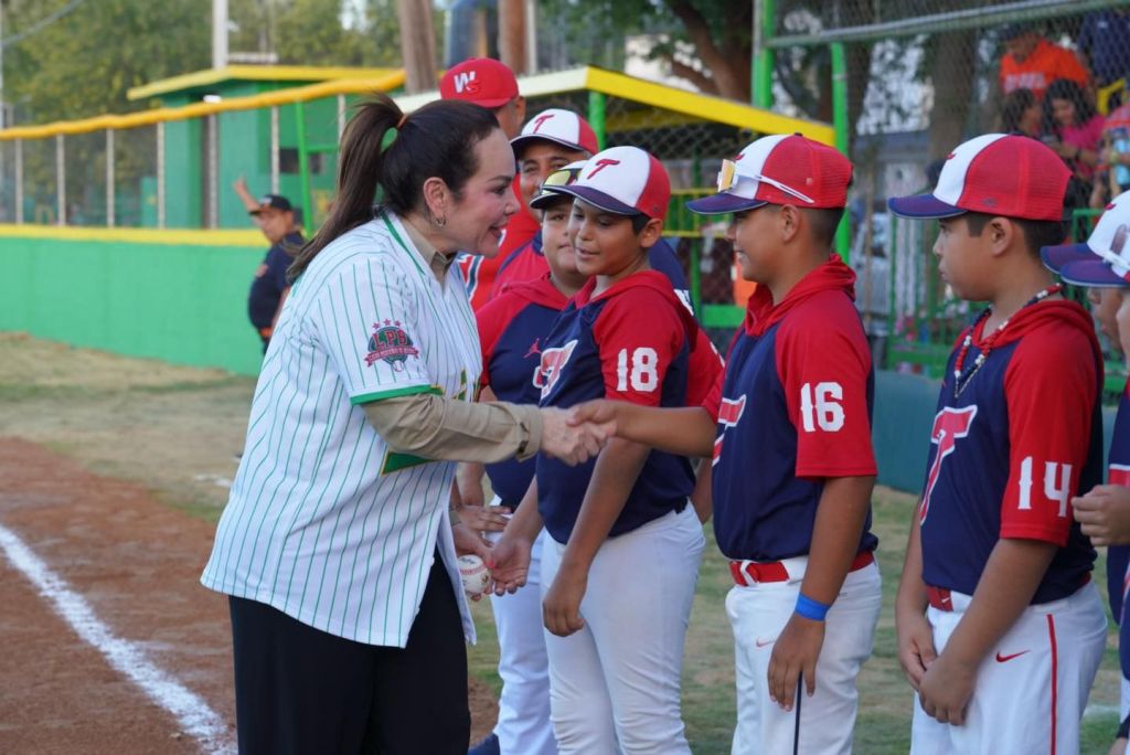 ENTREGA ALCALDESA CARMEN LILIA CANTUROSAS CAMPOS DE BÉISBOL RENOVADOS A NIÑOS DE LA LIGA&nbsp;ORIENTE