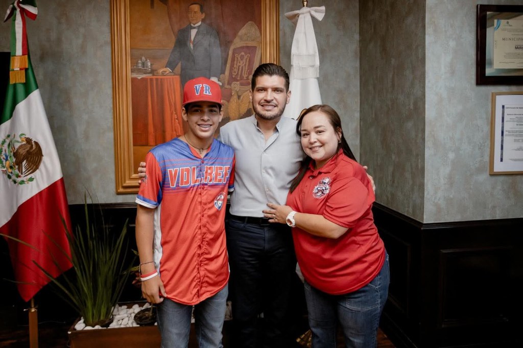 El alcalde, Beto Granados recibe a los campeones de la Liga Pequeña de Béisbol «Villa del&nbsp;Refugio»