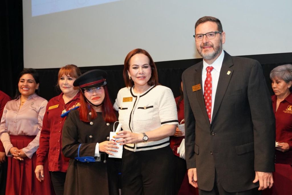 PRESIDENTA MUNICIPAL CARMEN LILIA CANTUROSAS ES MADRINA DE GENERACIÓN DE LA PREPARATORIA MUNICIPAL “ELENA&nbsp;PONIATOWSKA