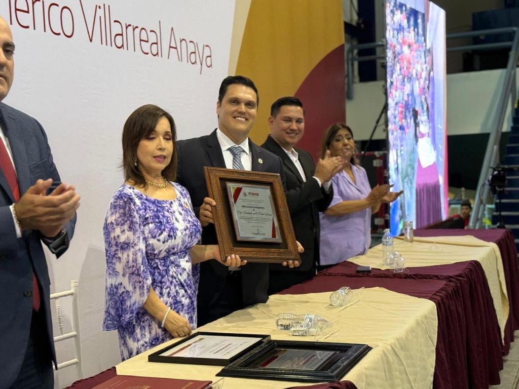 Felicita Diputado Presidente Humberto Prieto Herrera a sus nuevos ahijados del ITACE&nbsp;Reynosa.
