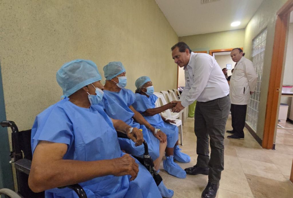 Adultos mayores recuperan la visión con cirugías gratuitas de cataratas en el Hospital Carlos&nbsp;Canseco
