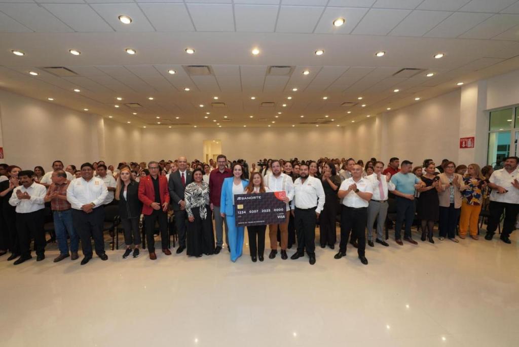 Carmen Lilia Canturosas rompe récord de apoyo al magisterio con entrega de bonos a 4 mil&nbsp;maestros