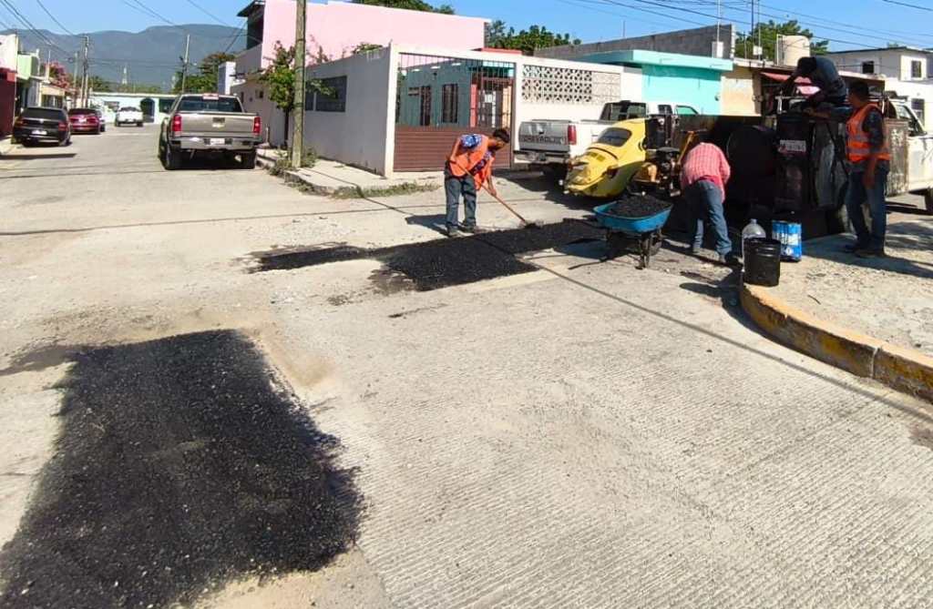 Intensifica Gobierno bacheo en colonias de&nbsp;Victoria.