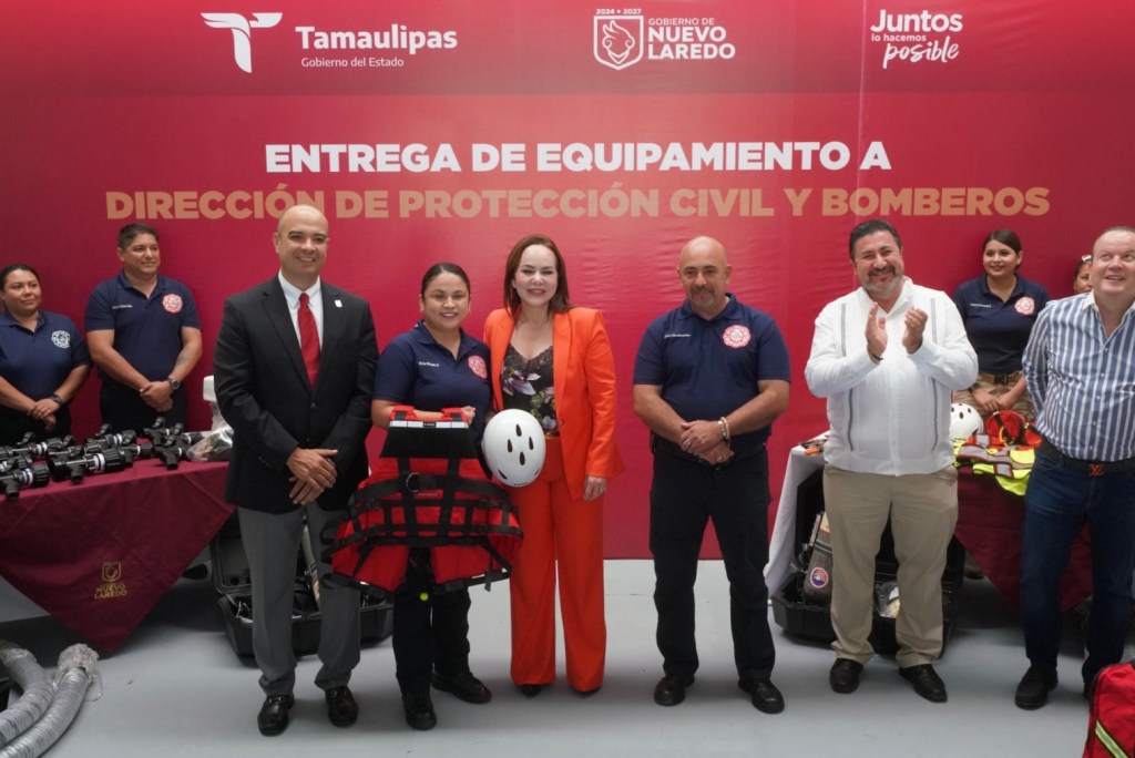 “NUEVO LAREDO RESPALDA A SUS HÉROES”: CARMEN LILIA CANTUROSAS HACE ENTREGA DE EQUIPO A CUERPO DE&nbsp;BOMBEROS