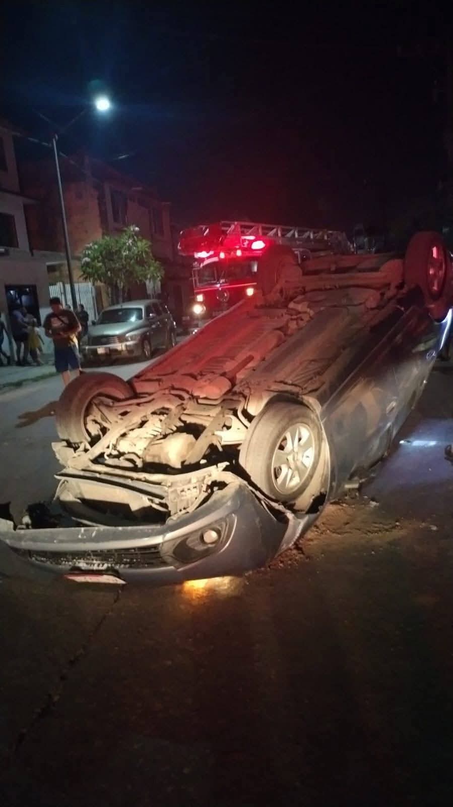 Acelerado conductor terminó volcado tras chocar contra una camioneta estacionada, vive para&nbsp;contarlo!