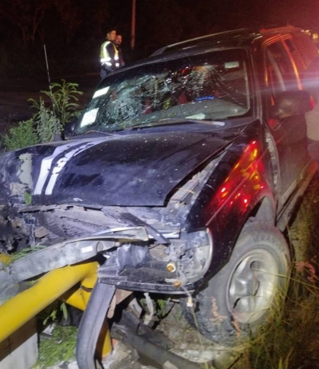 Camioneta se estrella contra poste en el Corredor Urbano; mujer resulta&nbsp;lesionada