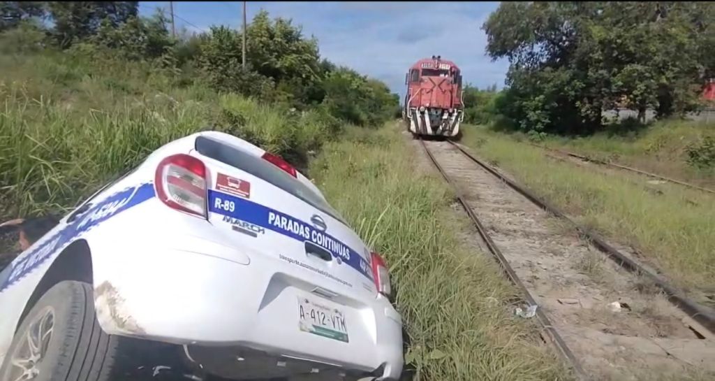 Imprudente conductor casi visita a san pedro al intentar ganarle el paso al tren en&nbsp;Altamira.