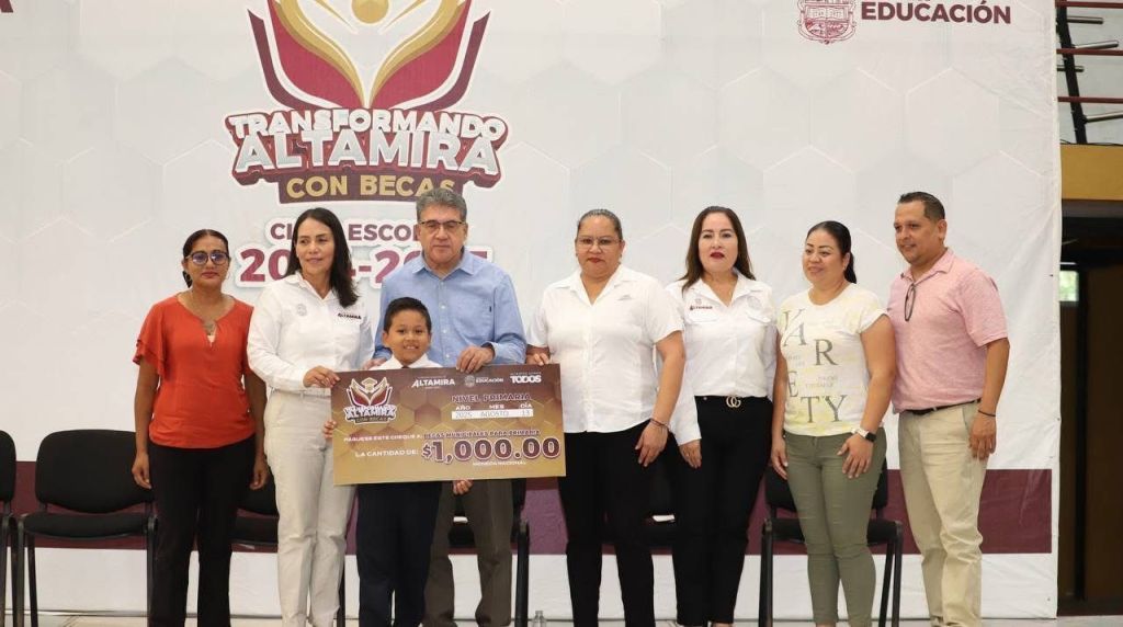 Entrega Armando Martínez becas educativas por más de 5 millones de&nbsp;pesos