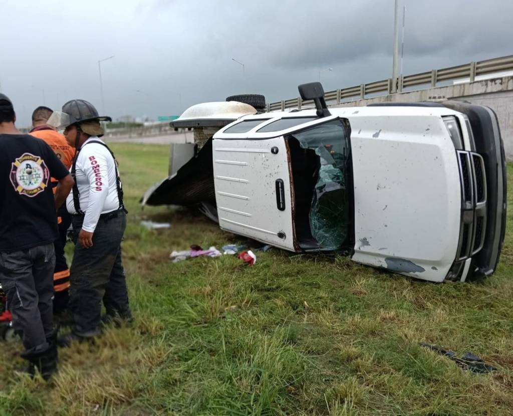Vuelca camioneta tras chocar contra luminaria en el bulevar de los Ríos en&nbsp;Altamira