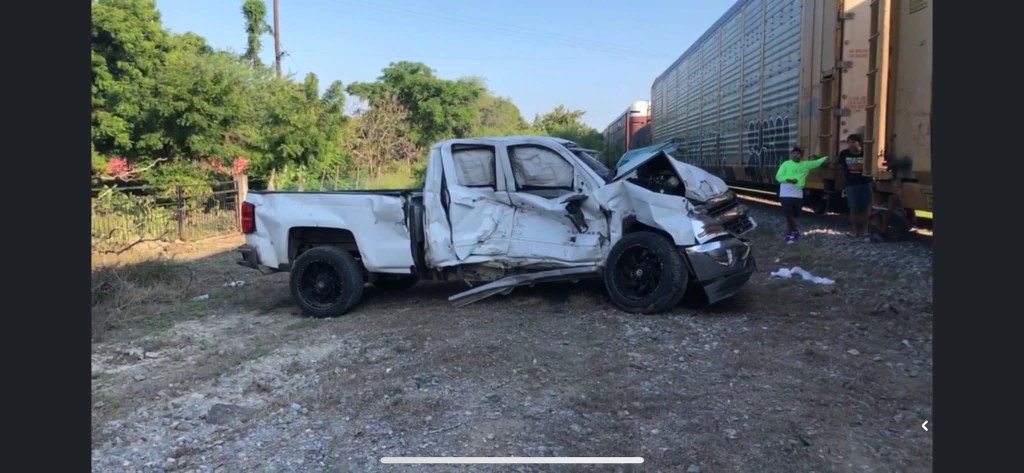 Camioneta queda destrozada tras intentar ganarle el paso al tren en&nbsp;Altamira.