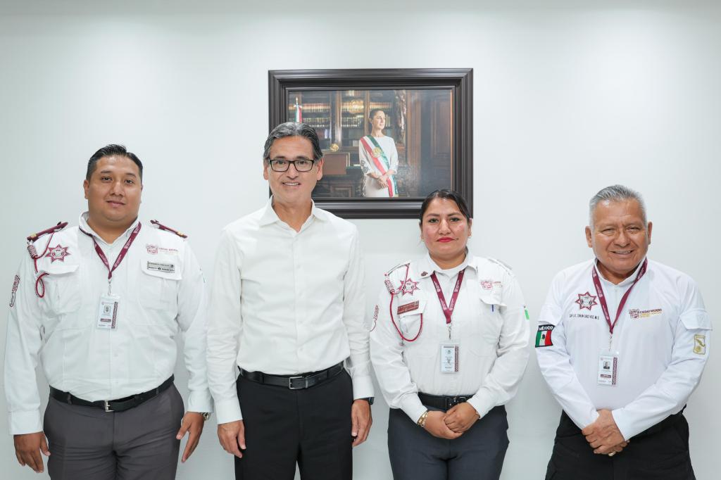 Erasmo González reconoce a dos agentes de Tránsito por cumplir en acciones de&nbsp;seguridad