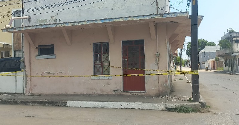 Pedazos de concreto de marquesina se vienen&nbsp;abajo