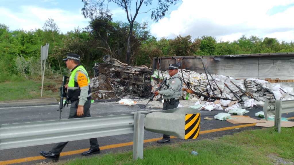 Trailero muere calcinado tras volcadura e incendio de tractocamión cargado con toneladas de fertilizantes en la carretera Tampico-Mante a la altura del ejido Maclovio Herrera en&nbsp;Altamira.