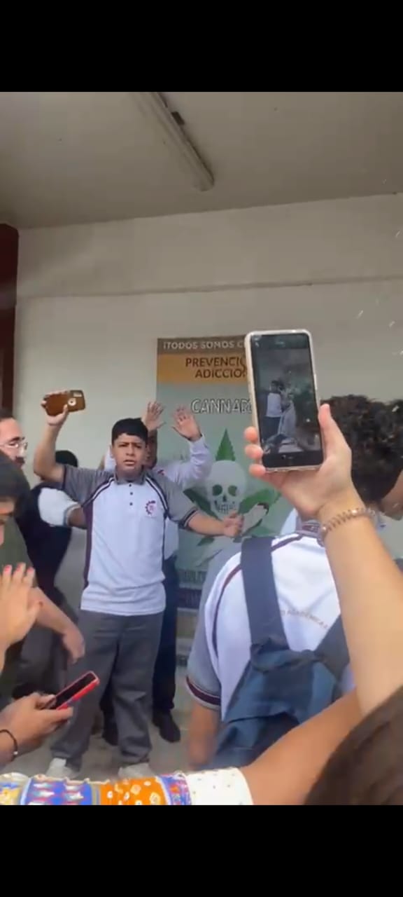 Protesta en el Cetis 78 de Altamira, terminó en actos vandálicos, estudiantes arremeten a golpes contra el director acusado de acosar a las&nbsp;alumnas