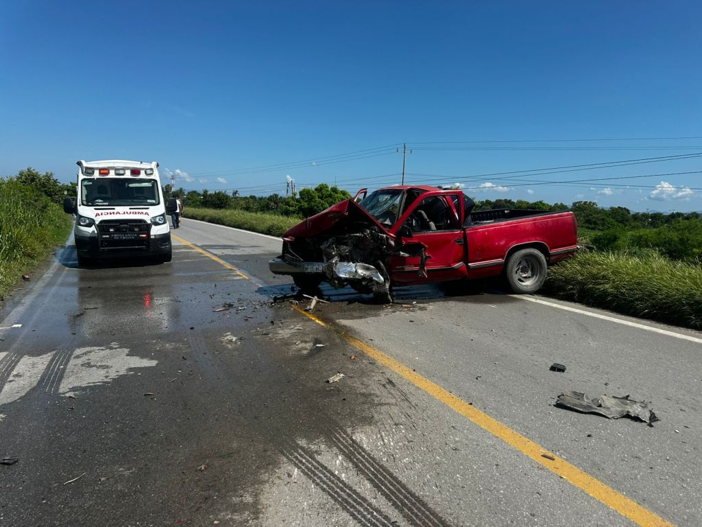 Fuerte choque entre camionetas en la carretera Manuel–González deja tres&nbsp;lesionados