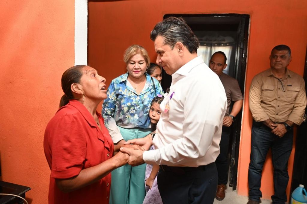 Entrega Lalo Gattás vivienda a familia de la Esfuerzo&nbsp;Popular.