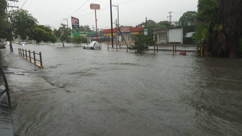 Severas inundaciones provocan lluvias en el sur de Tamaulipas, calles convertidas en ríos, familias atrapadas y caos&nbsp;vial