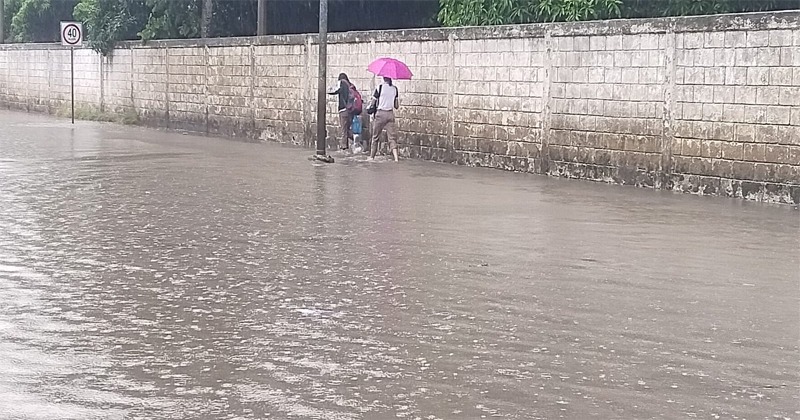 Entre el agua caminan estudiantes de bachillerato en el Camino del&nbsp;Arenal.