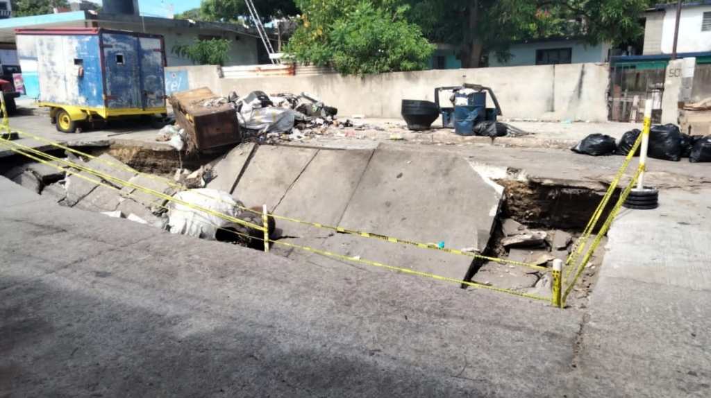 Enorme socavón en Tancol Tampico, riesgo para automovilistas y&nbsp;peatones.