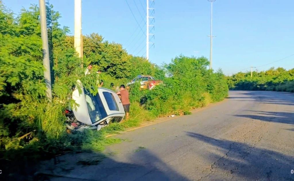 Un lesionado al impactarse vehículo contra un poste y terminar volcado en el Corredor Urbano “Luis Donaldo&nbsp;Colosio”.