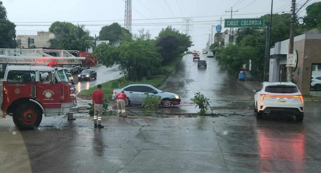Enorme socavón en transitado crucero de Avenida Las Torres y Colombia en&nbsp;Tampico