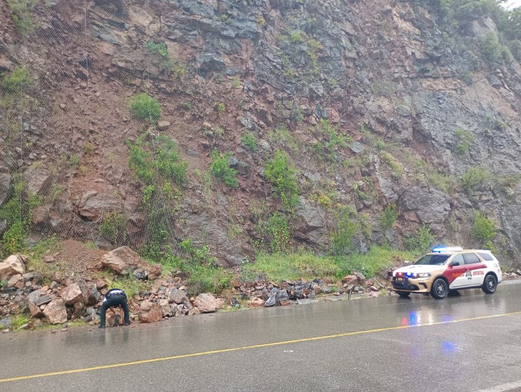 Tránsito Estatal alerta a la población respecto a derrumbes y deslaves en&nbsp;carreteras