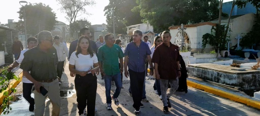 Realiza Armando Martínez un recorrido de supervisión por el panteón&nbsp;municipal