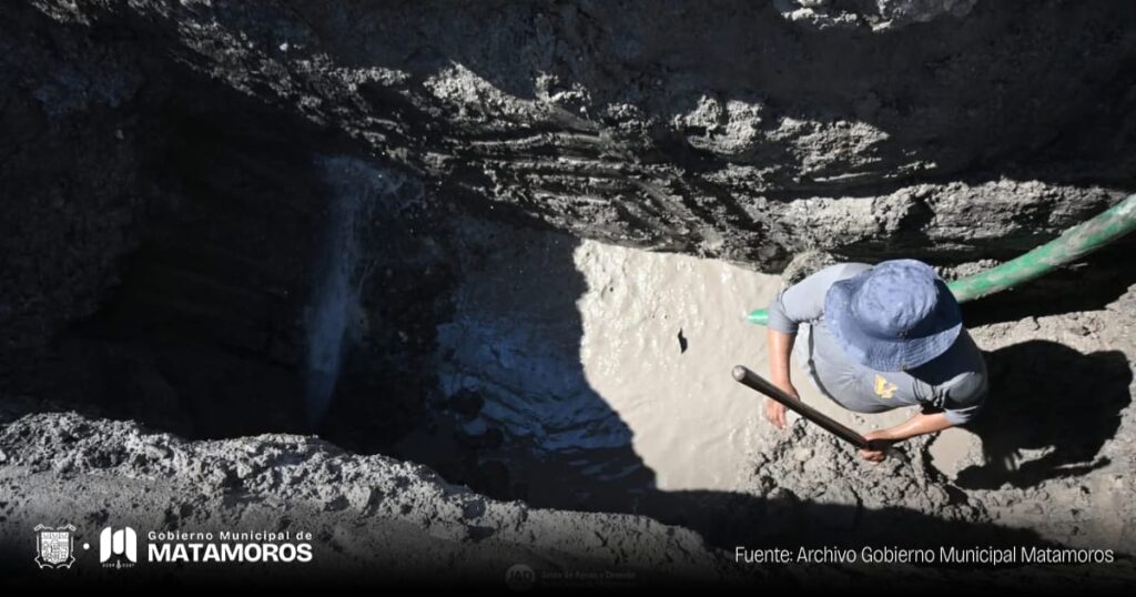 Gobierno de Matamoros atiende fuga de agua en la Avenida&nbsp;Constituyentes
